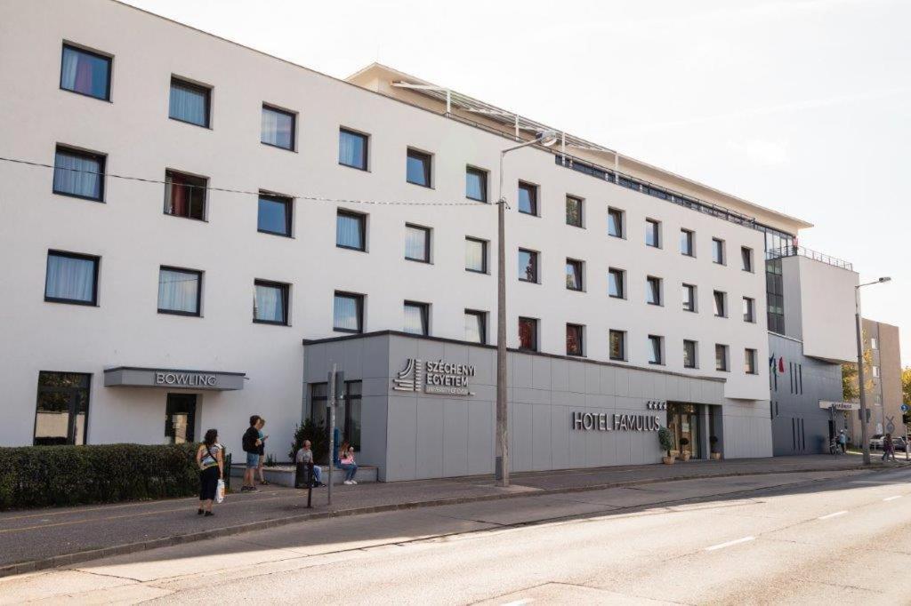 Hotel Famulus Győr Exteriör bild